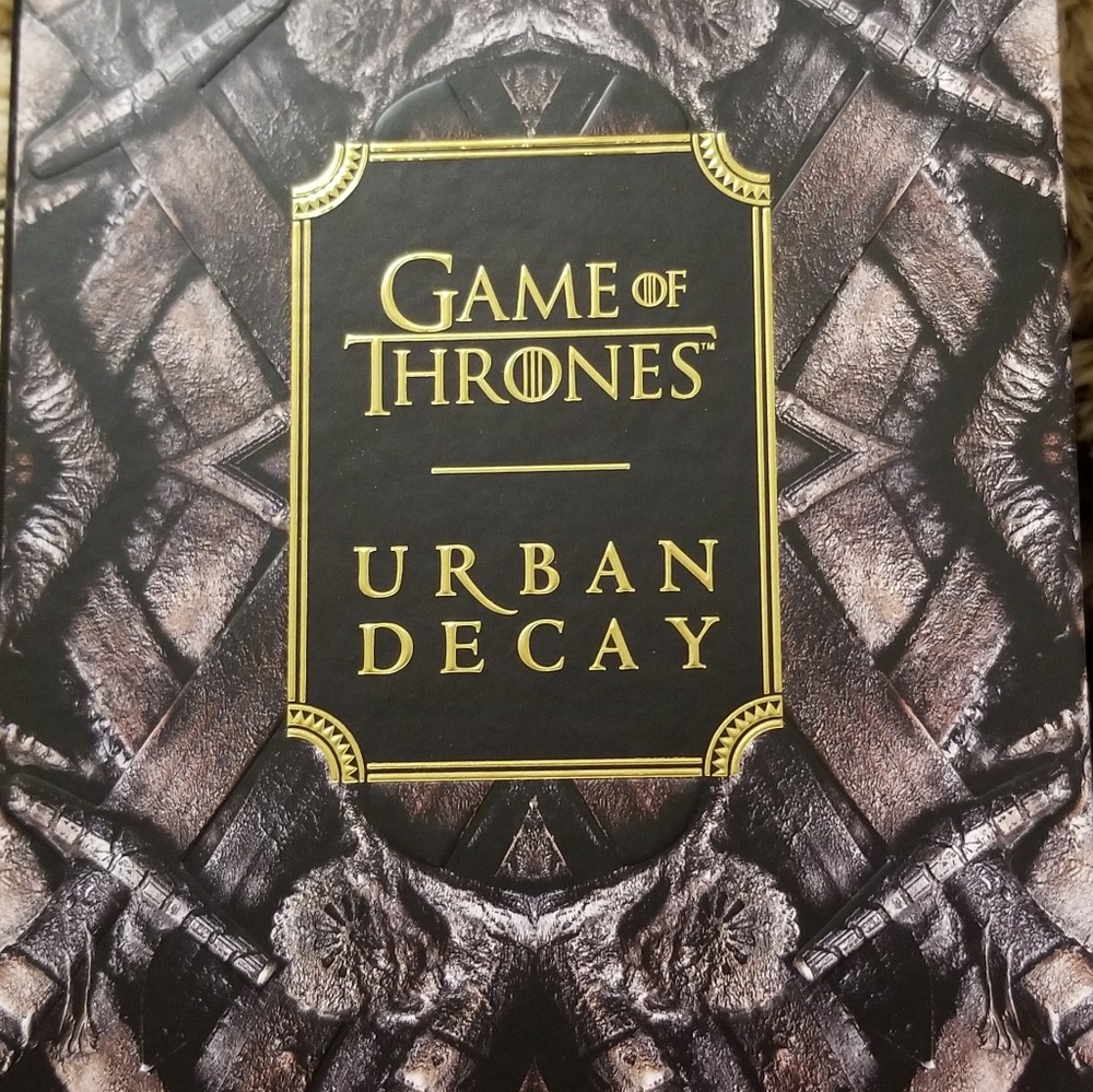 Urban Decay Game of Thrones eye shadow palette